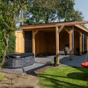 Tijdelijk Beschikbaar Douglas tuinhuis met inpandige schuur Appelscha 950x480cm