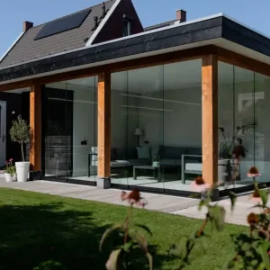 Gereduceerde Prijs Douglas tuinhuis met glazen schuifwanden op bestaande betonvloer Genemuiden 820x435cm