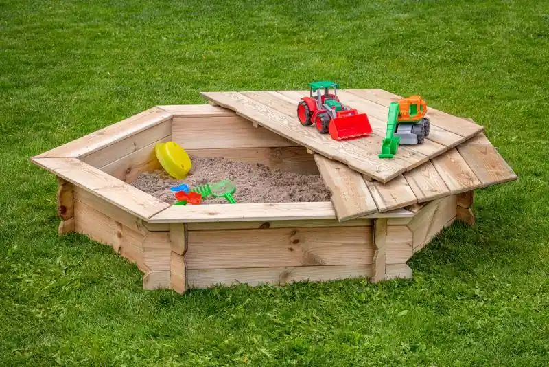 Zandbak zeskant met deksel L175 x L175 x H30 Uitverkoop