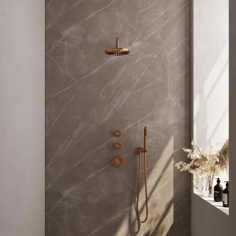 Brauer Copper Carving Regendoucheset: Thermostatische Inbouwkraan met Stopkranen, Gebogen Wandarm, Douchekop 20cm, Wandhouder met Wateruitlaat, Staafhanddouche & Doucheslang - Set 3 - Geribbeld Draaiknoppen - PVD - Geborsteld Koper Nieuw