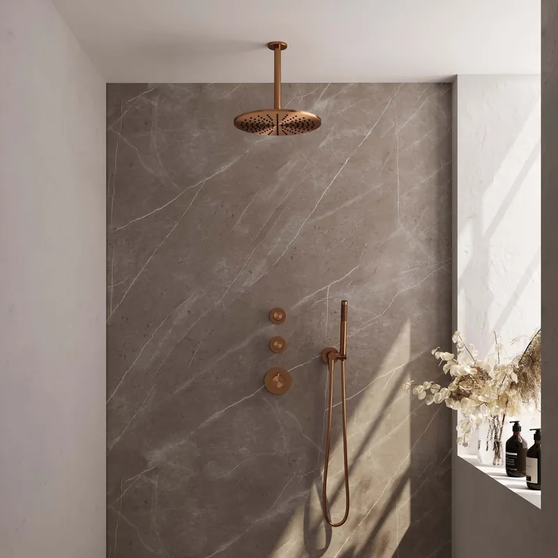 Brauer Copper Carving Regendoucheset: Thermostatische Inbouwkraan met Stopkranen, Plafondarm, Douchekop 30cm, Wandhouder met Wateruitlaat, Staafhanddouche & Doucheslang - Set 6 - Geribbeld Draaiknoppen - PVD - Geborsteld Koper Exclusieve Aanbieding
