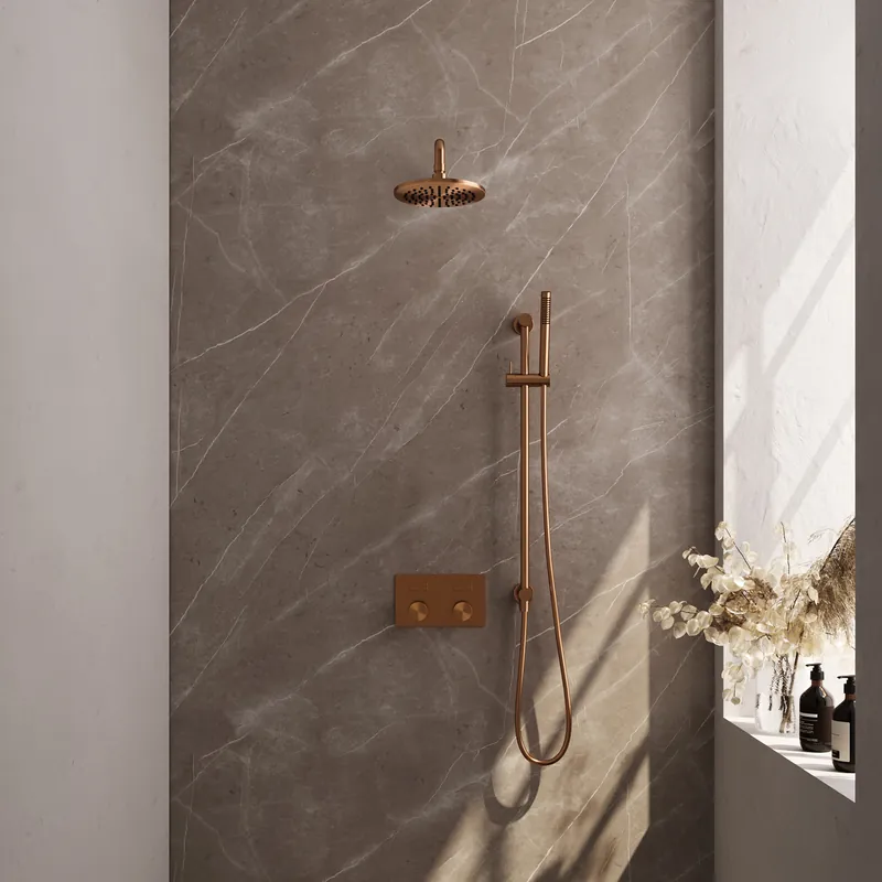 Brauer Copper Carving Regendoucheset: Thermostatische Inbouwkraan met Drukknoppen, Gebogen Wandarm, Douchekop 20cm, Glijstang met Wateruitlaat, Staafhanddouche & Doucheslang - Set 63 - Geribbeld Draaiknoppen - PVD - Geborsteld Koper Favoriet