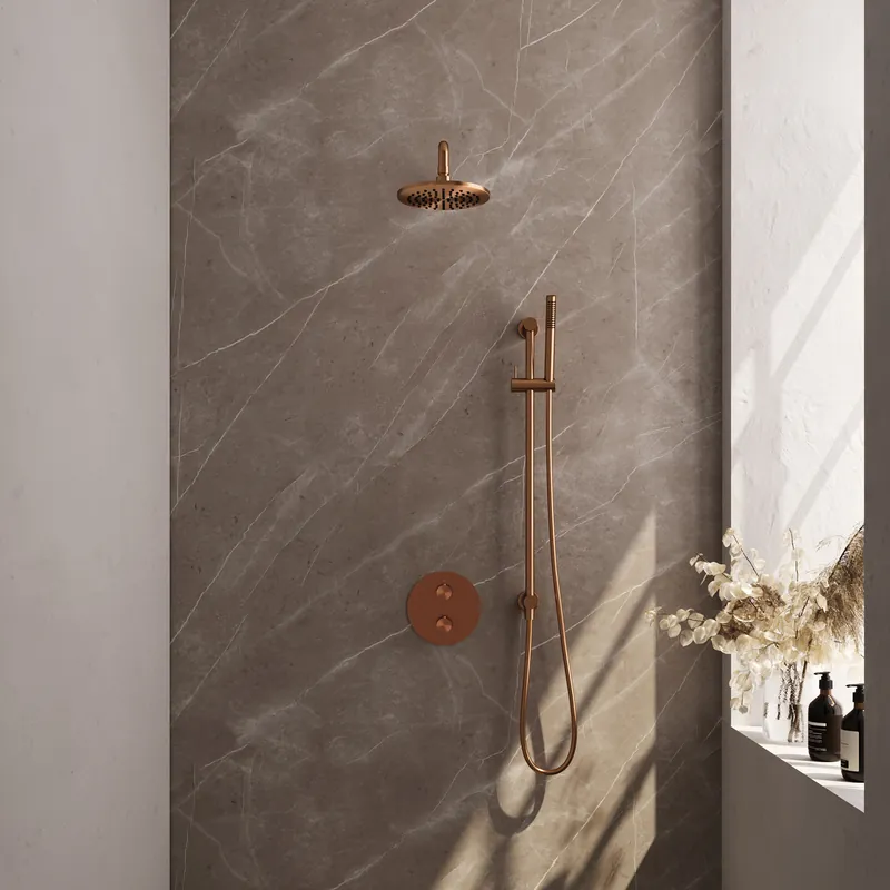 Populair Brauer Copper Carving Regendoucheset: Thermostatische Inbouwkraan met 3-Weg Omstel, Gebogen Wandarm, Douchekop 20cm, Geintegreerde Glijstang, Staafhanddouche & Doucheslang - Set 87 - Draaiknoppen - Geborsteld Koper