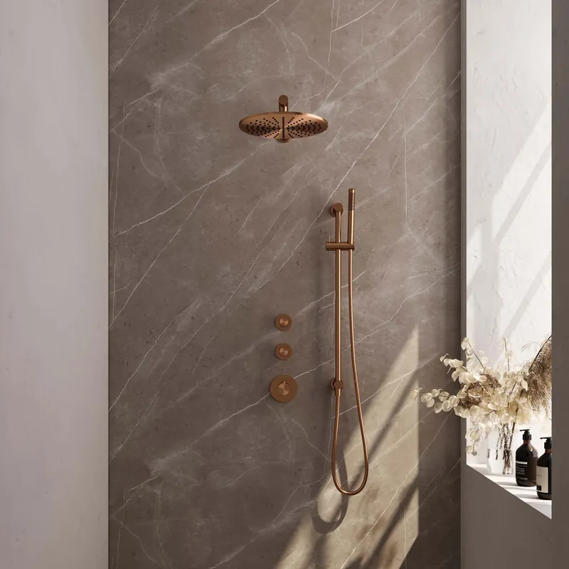 Koopje Brauer Copper Editon Regendoucheset: Thermostatische Inbouwkraan met Stopkranen, Rechte Wandarm, Douchekop 30cm, Glijstang met Wateruitlaat, Staafhanddouche & Doucheslang - Set 14 - Draaiknoppen - PVD - Geborsteld Koper