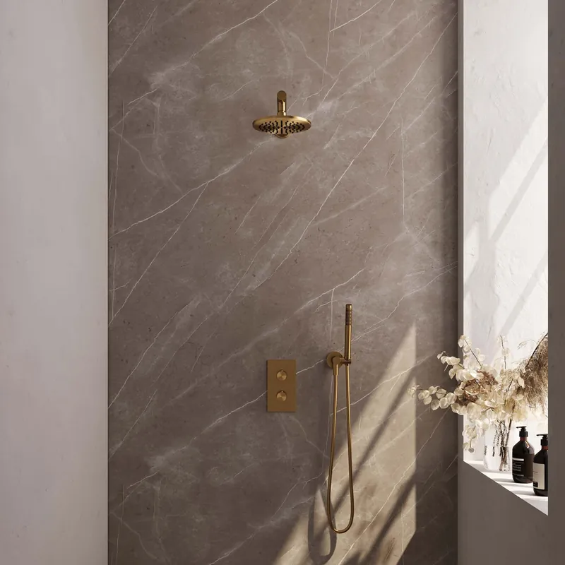 Koopje Brauer Gold Carving Regendoucheset: Thermostatische Inbouwkraan met 3-Weg Omstel, Rechte Wandarm, Douchekop 20cm, Wandhouder met Wateruitlaat, Staafhanddouche & Doucheslang - Set 25 - Geribbeld Draaiknoppen - PVD - Geborsteld Goud