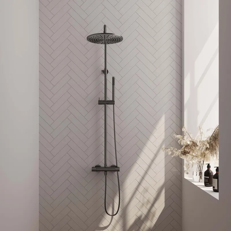 Brauer Gunmetal Carving Regendoucheset: Thermostatische Opbouwkraan met Stijgbuis, Douchekop 20cm, 3-Standen Handdouche & Doucheslang - Set 2 - Geribbeld Draaiknoppen - PVD - Geborsteld Gunmetal Gratis Retour