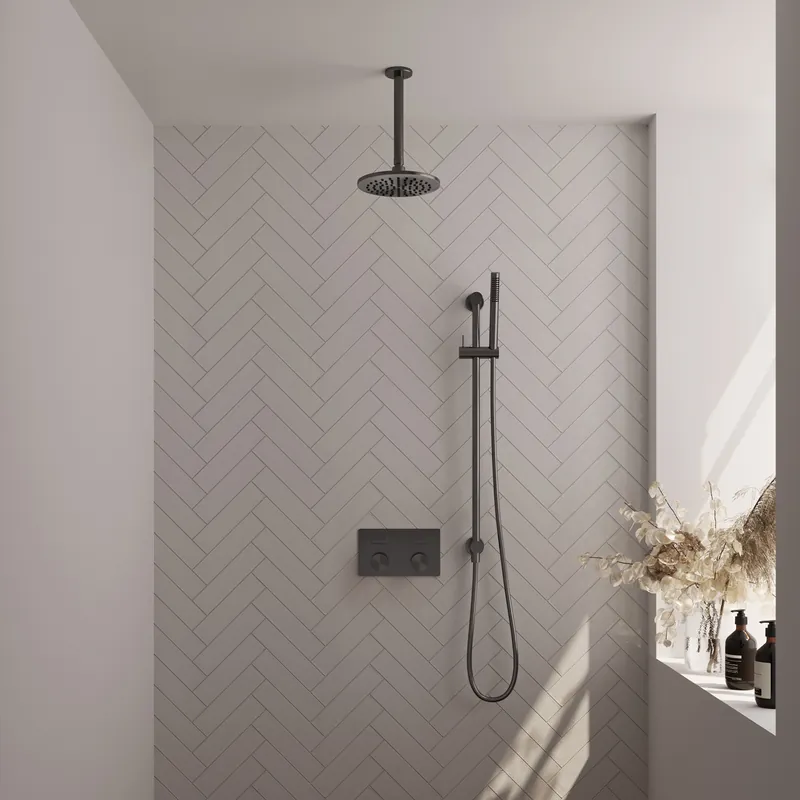 Voordeelprijs Brauer Gunmetal Carving Regendoucheset: Thermostatische Inbouwkraan met Drukknoppen, Plafondarm, Douchekop 20cm, Glijstang met Wateruitlaat, Staafhanddouche & Doucheslang - Set 65 - Geribbeld Draaiknoppen - PVD - Geborsteld Gunmetal